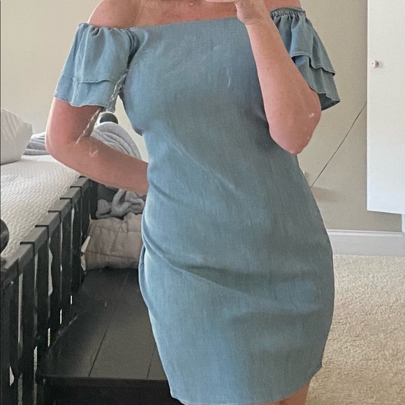 Alice + Olivia Dresses & Skirts - Alicia + Olivia tulia off shoulder denim shift